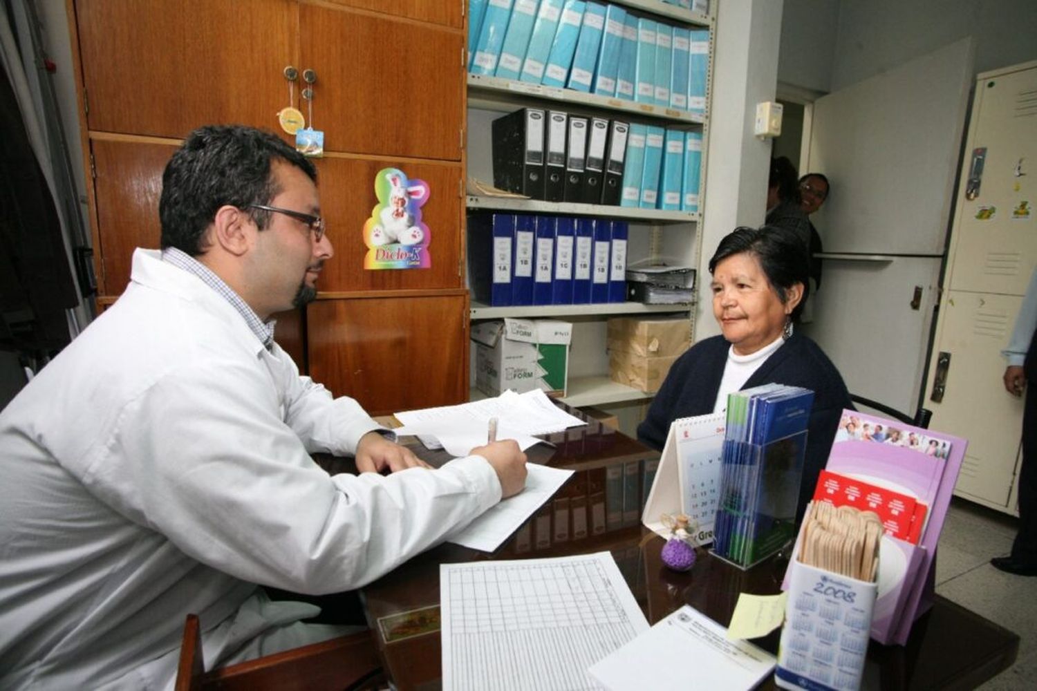 Buscan implementar una libreta sanitaria obligatoria para adultos mayores