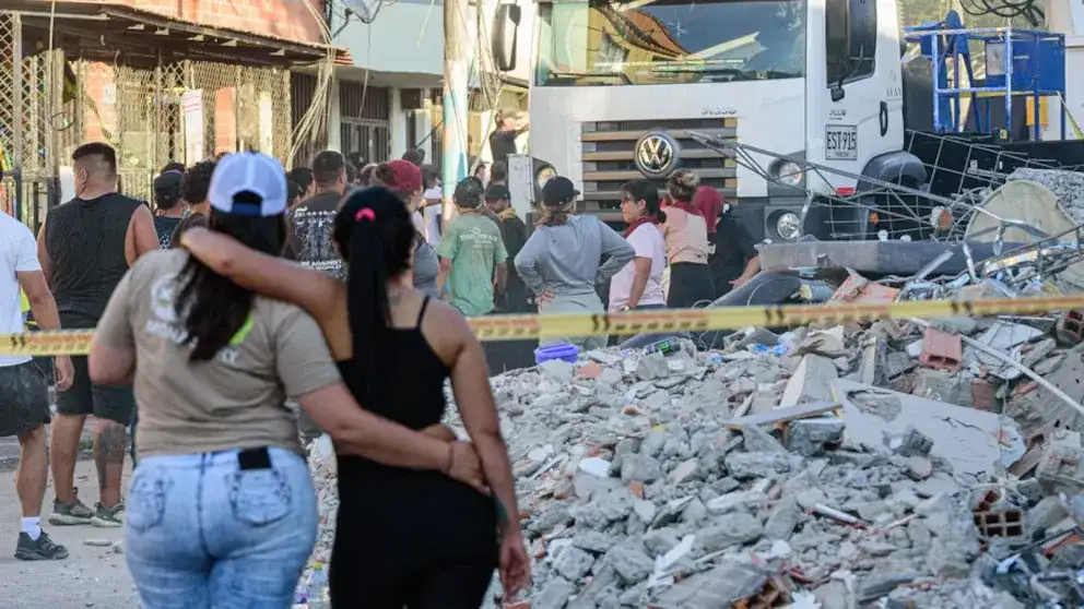 Las principales ciudades afectadas amenecieron en medio de los escombros y labores de rescate - crédito Colprensa.