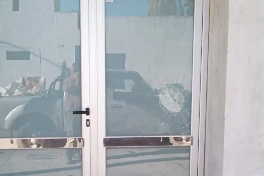 Los daños en la puerta del acceso a la zona donde irá el tomógrafo.