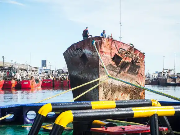 Tras casi dos décadas de abandono, hundieron un nuevo buque pesquero y fue sumado al parque submarino Cristo Rey