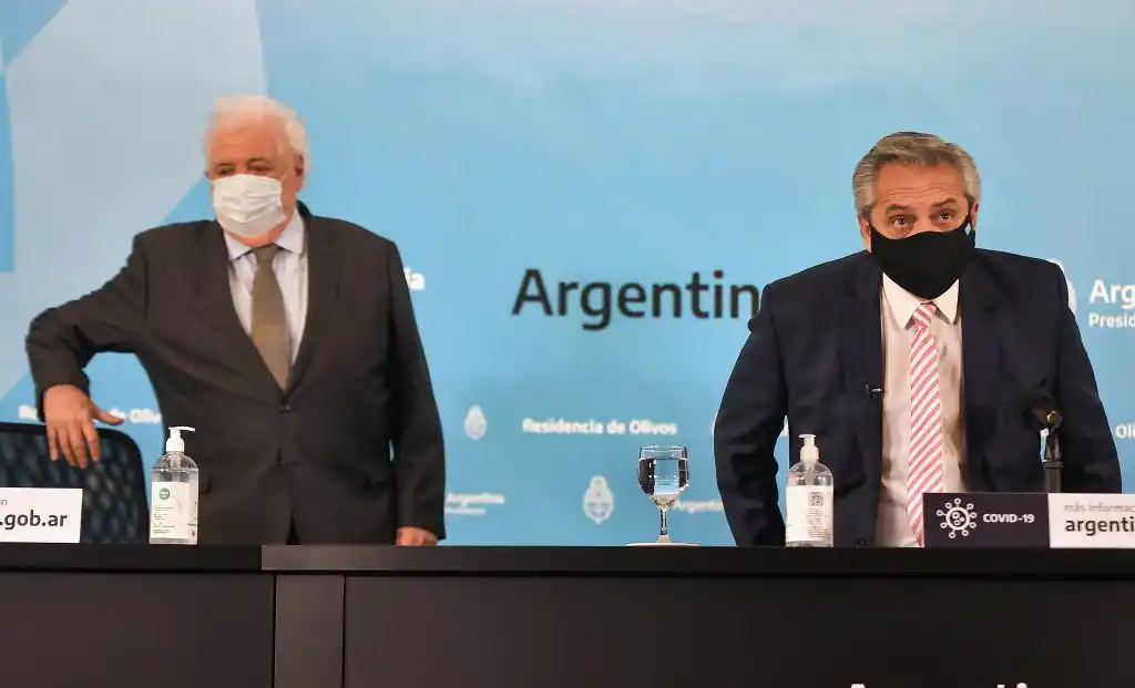 Fernández calificó como “un hecho reprochable” a los vacunados VIP