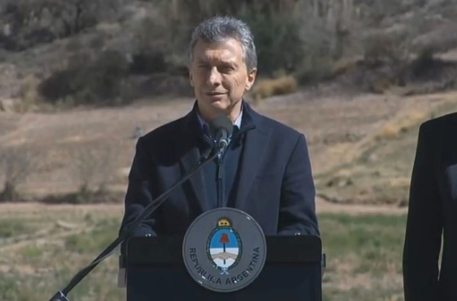 "Las Fuerzas Armadas son de la democracia y están para cuidarnos"