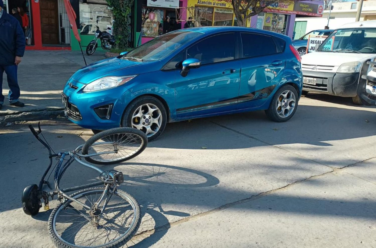 Abrió la puerta de su auto y tumbó a una ciclista