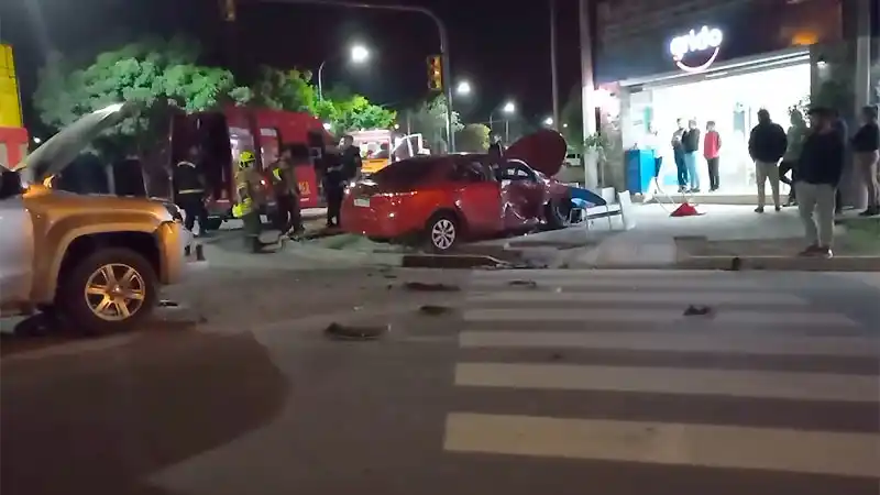 Impresionante choque: un auto subió a la vereda y casi impactó contra una heladería