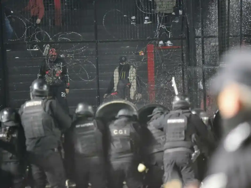La policía debió desalojar la tribuna local.