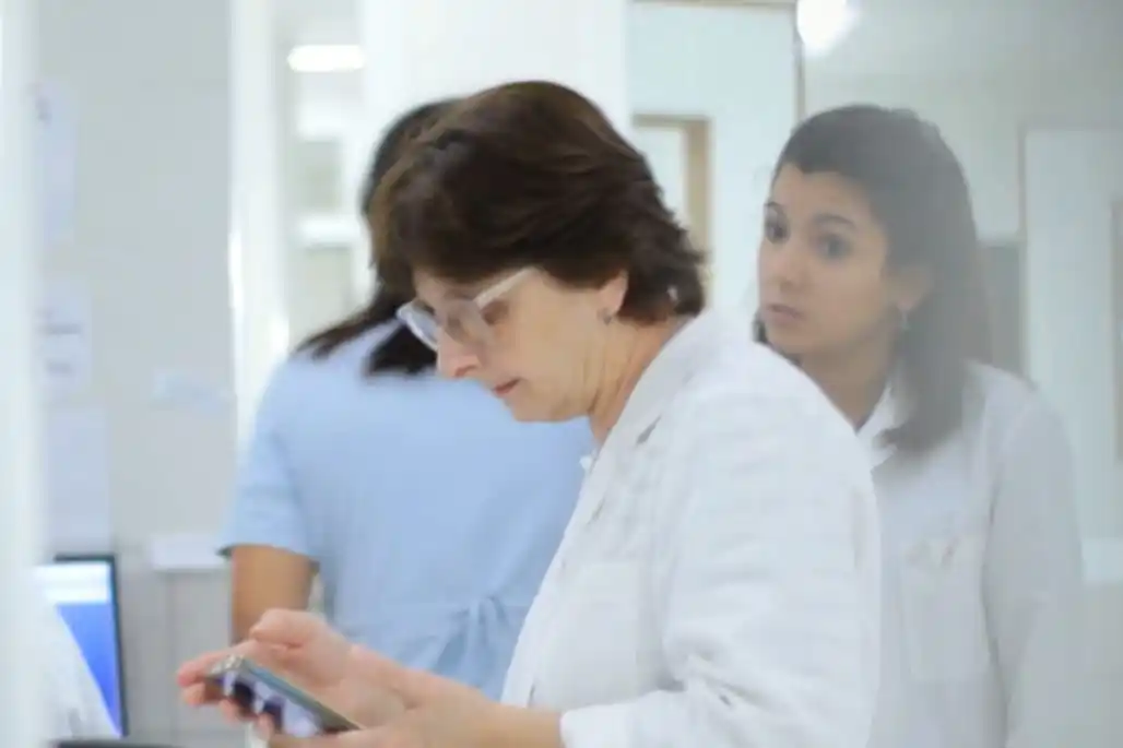 Quién es Leticia, la mujer que tras más de 25 años se despidió del Hospital Centenario