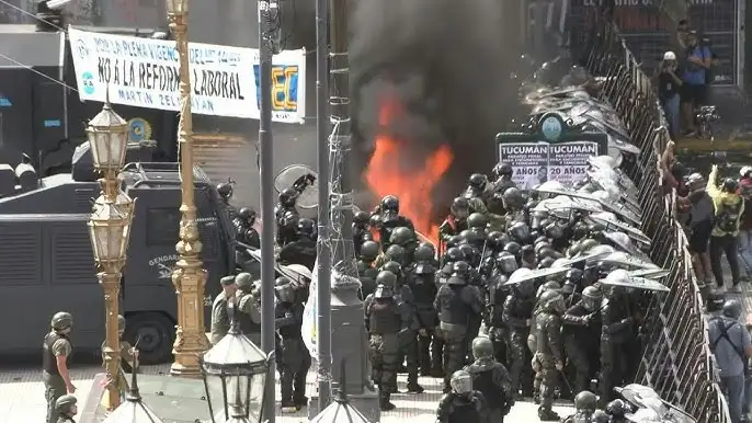 Con este arresto, ya son cinco los imputados por delitos como fabricación y tenencia de explosivos, intimidación pública y atentado agravado contra la autoridad.