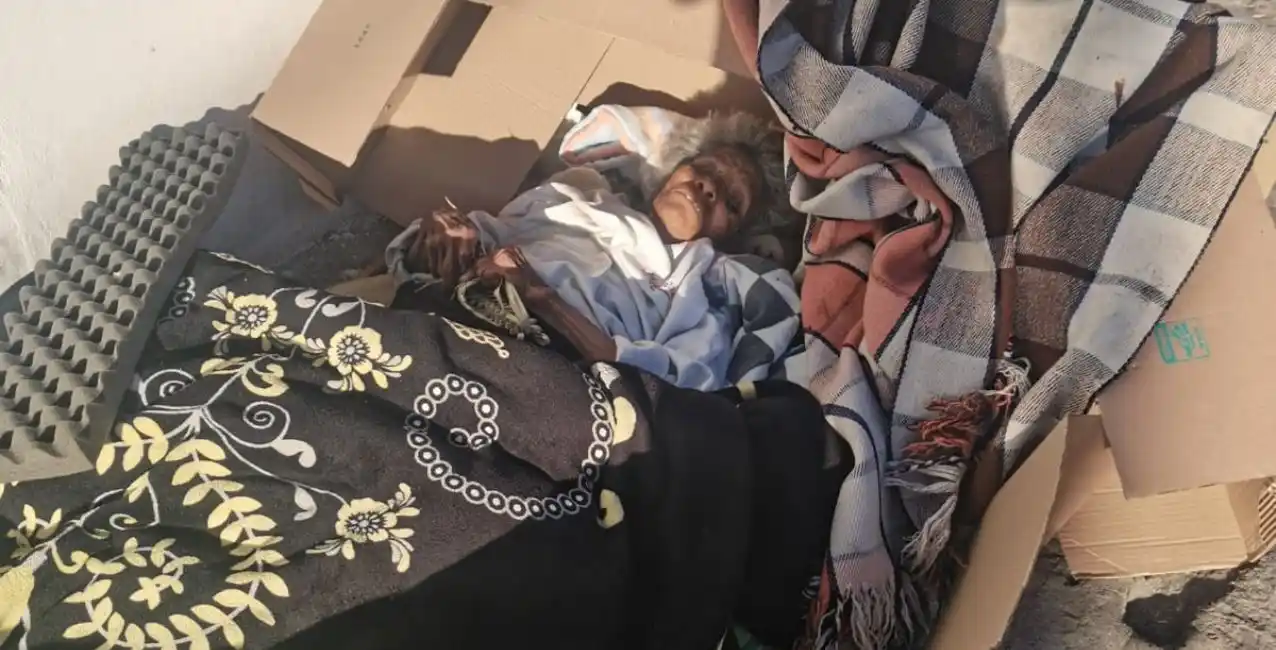 Abandonaron a una anciana en una caja de cartón en plena calle
