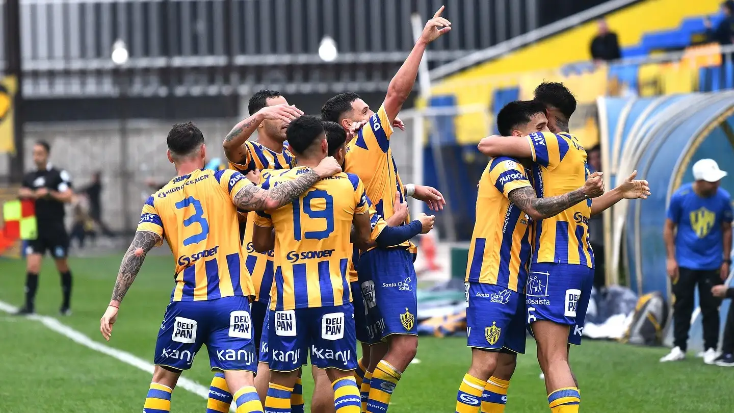 FOTO PRENSA ATLANTA Echeverría, mano derecha en alto, festeja con sus compañeros.