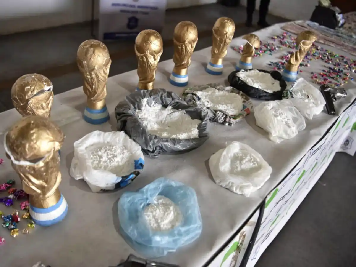 Desbarataron banda narco que llevaba la droga en réplicas de la copa del mundo