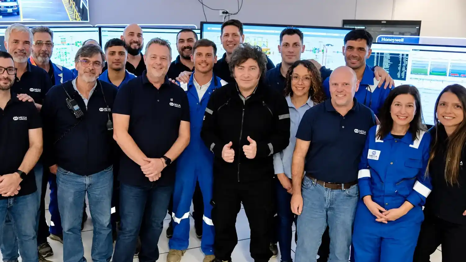 El Presidente junto a un grupo de empleados