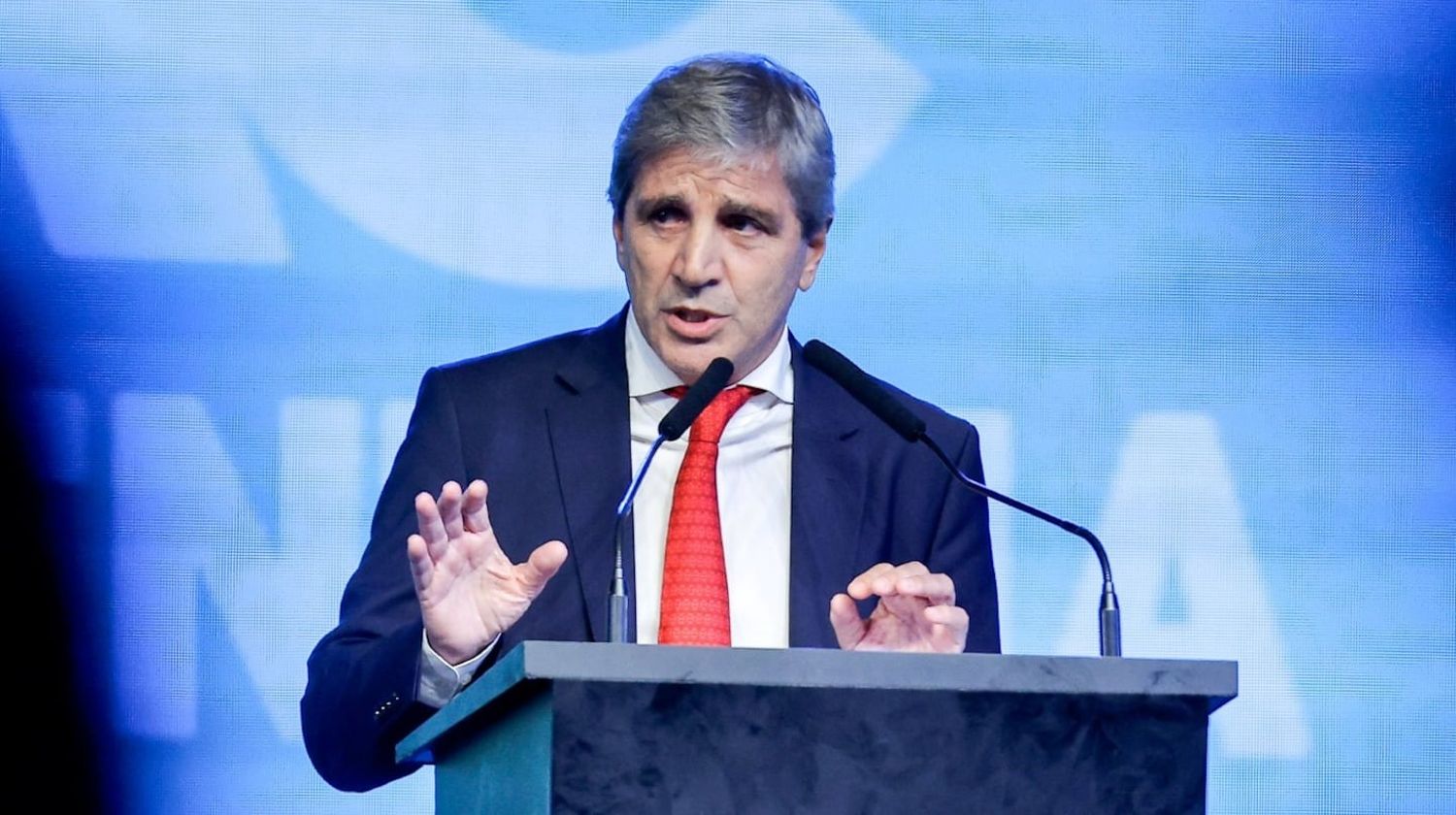 Caputo anunció que se vienen medidas para “fomentar el uso de dólares”