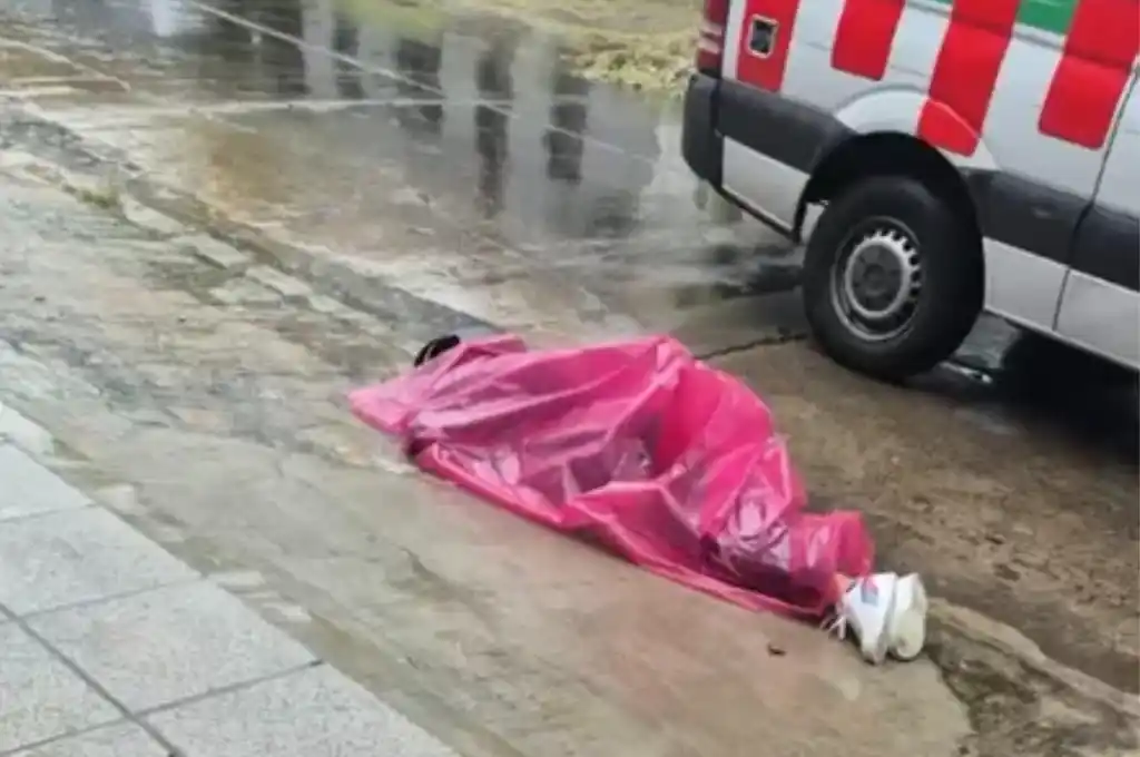 Uno de los jóvenes se enfrentó a punta de pistola y falleció en el lugar.