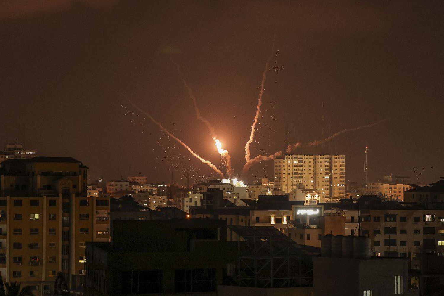 Israel BOMBARDEA CAMPO DE REFUGIADOS en Gaza