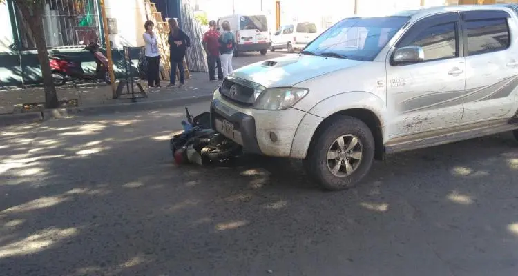 Una moto chocó con una camioneta y sus ocupantes se retiraron por su cuenta