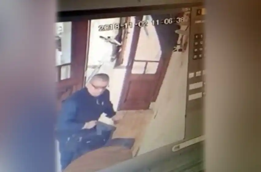 El momento en el que le roban el portafolio a un abogado en la zona de Tribunales