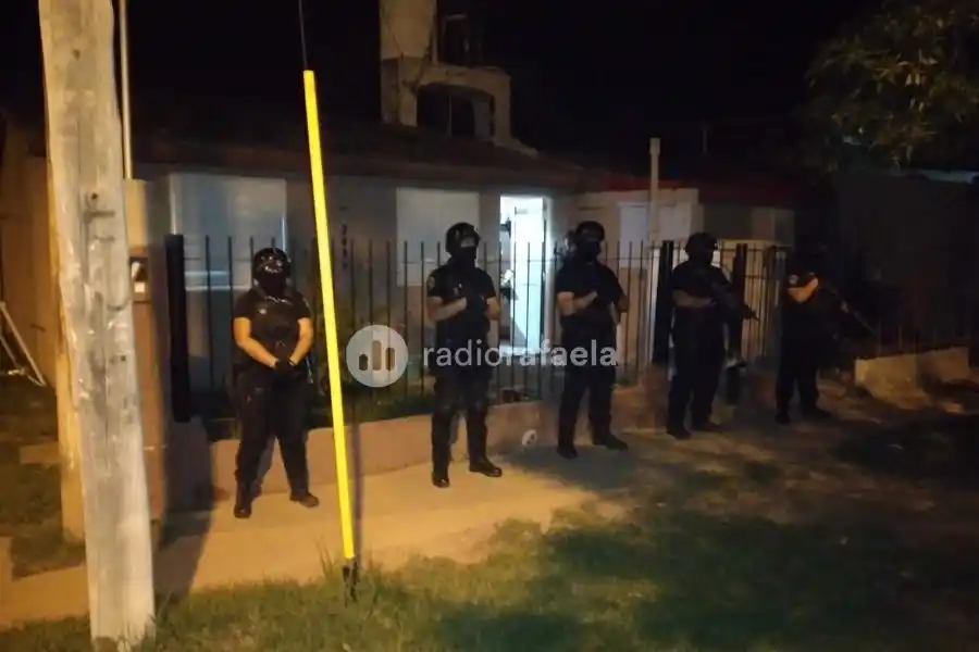 Detención de masculino con secuestro de vestimentas y calzados en un allanamiento