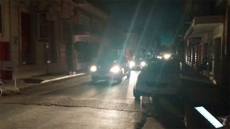 El gesto solidario de un vecino en medio de los cortes de luz que se hizo viral