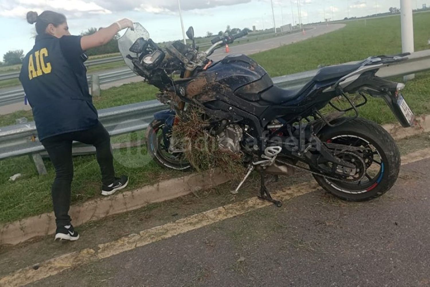 Accidente fatal en Autovía 19: violento impacto de un motociclista en un cantero central