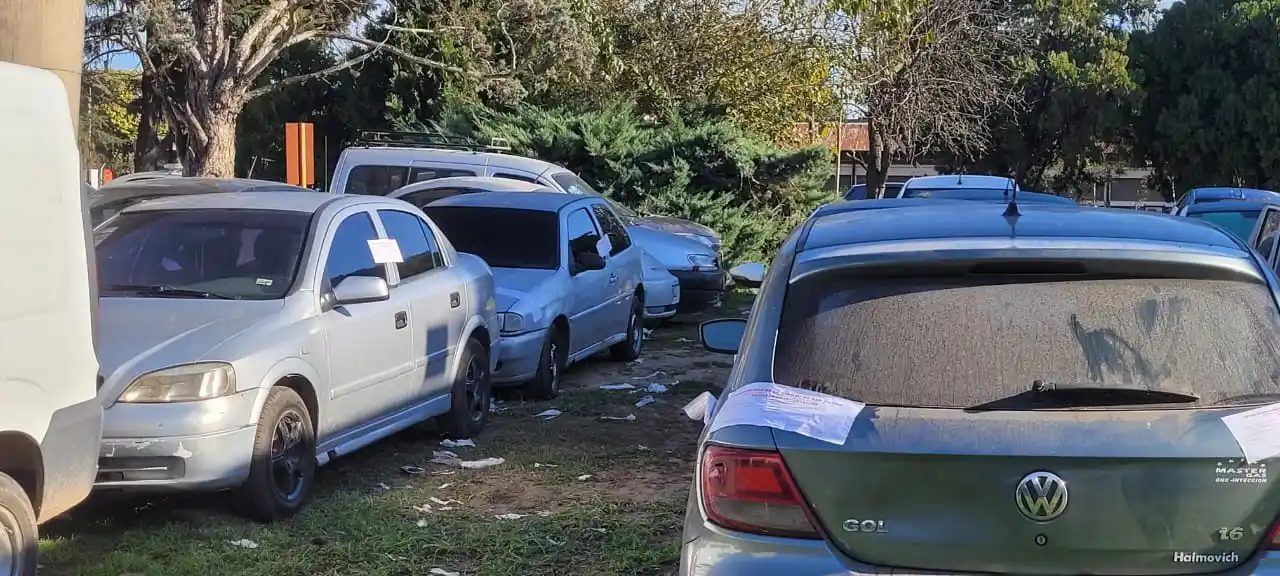 Los fines de semana se aprecian los vehículos incautados en los operativos de tránsito, en su mayoría por casos de alcoholemia.