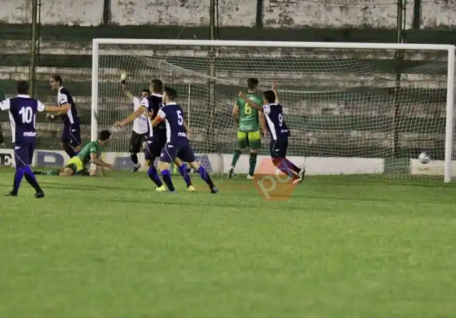Alvarado celebra el gol de Molina en Pico. (Foto: Pampa Deportiva)