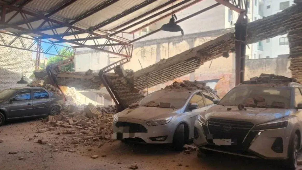 Córdoba: colapsó una pared de una cochera y cuatro autos quedaron sepultados