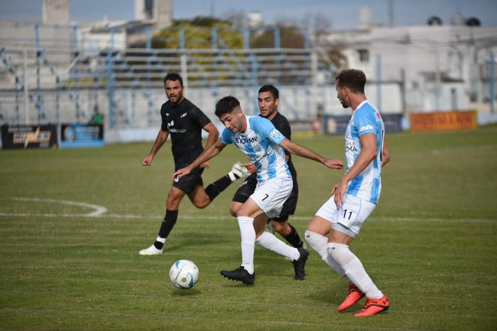 Juventud aguantó hasta donde pudo pero terminó cayendo 2-0 ante Douglas
