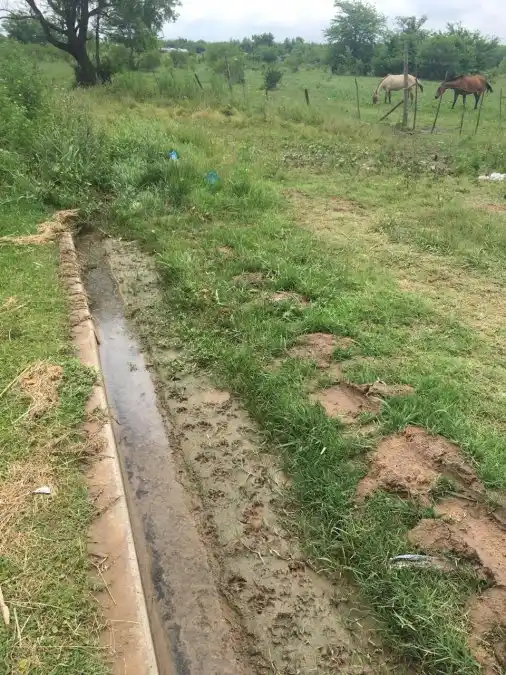 pEl montículo que impide salir el aguar/p