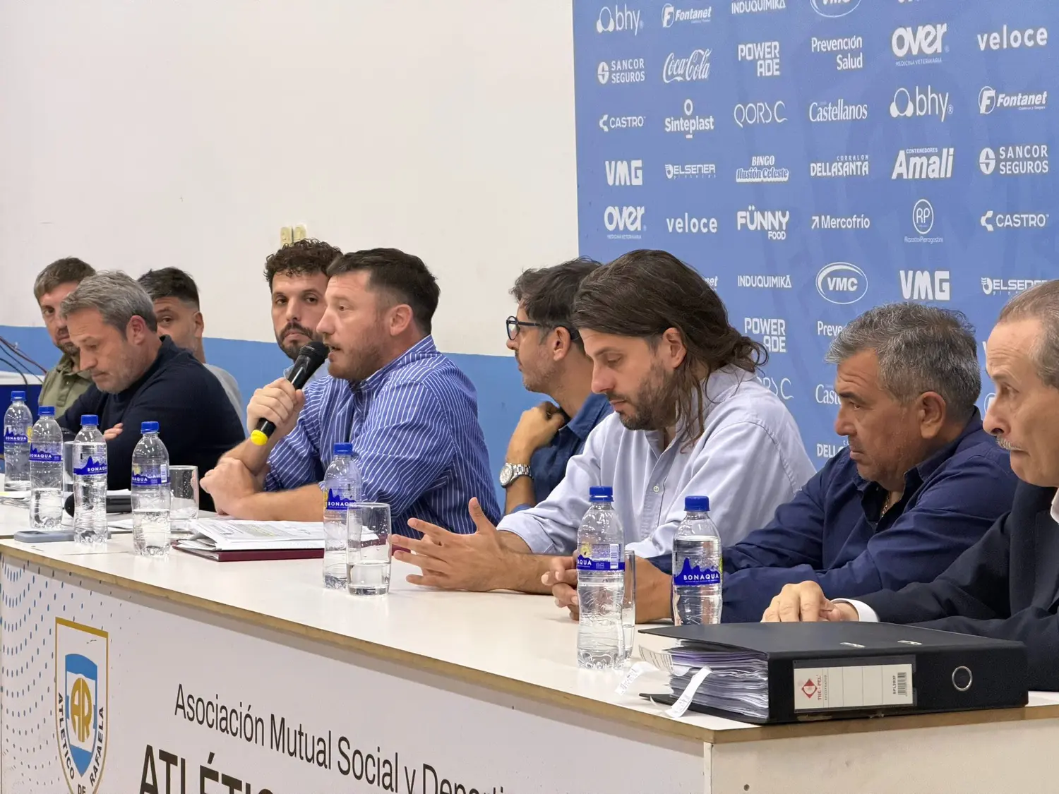 F.Paravano encabezando la Asamblea Grl. Ordinaria en la Crema rafaelina. Foto:Prensa AR
