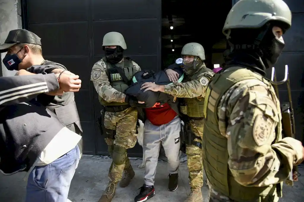 Allanamiento en Rosario: en la casa de “El Viejo” Cantero había cajas alimentarias de un programa municipal