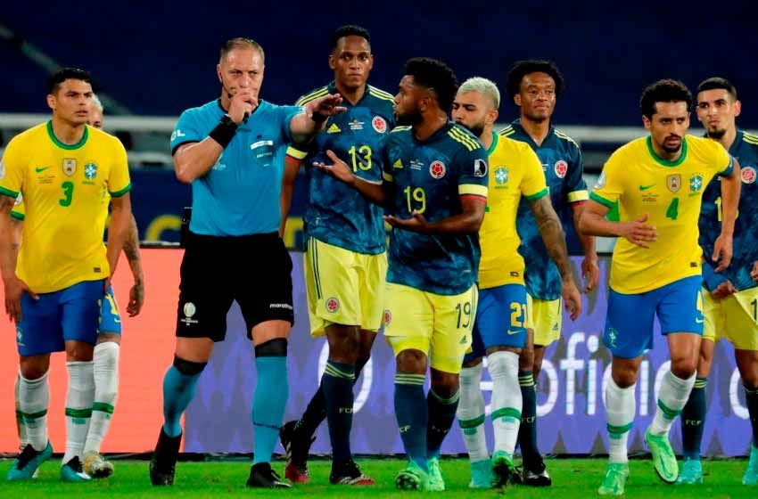 El audio del VAR sobre la polémica decisión de Pitana en Brasil-Colombia
