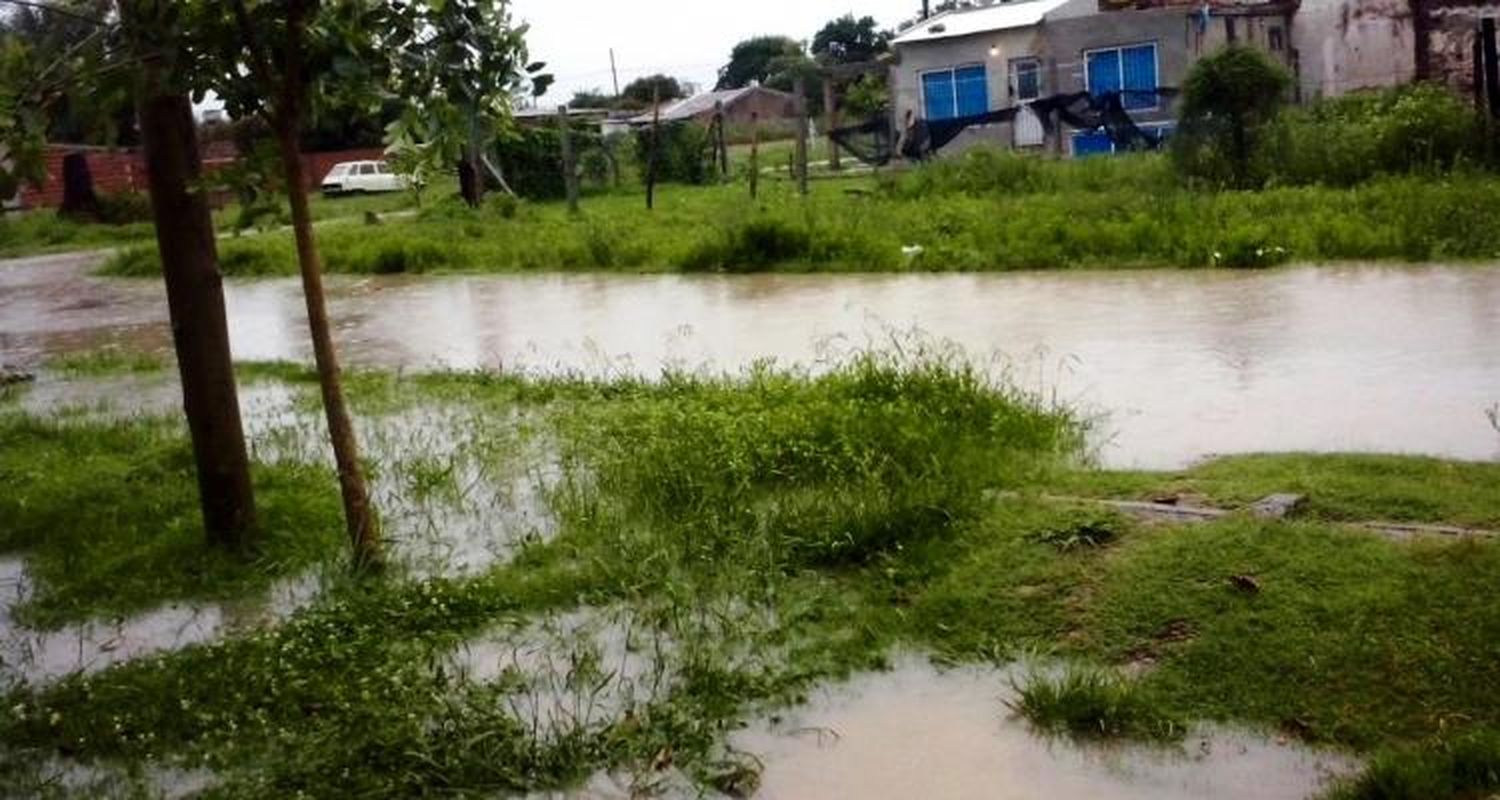 Por la lluvia, calles anegadas