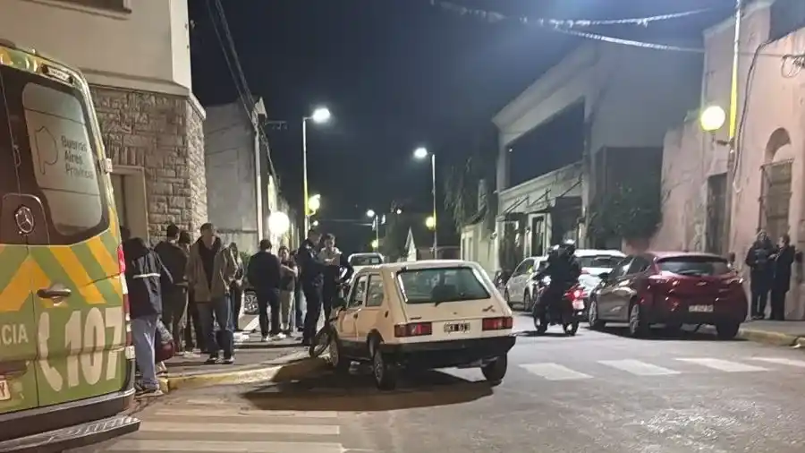 En Mitre y 9 de Julio colisionaron un automóvil y una motocicleta. El Servicio de Emergencias 107 trabajó en el lugar.