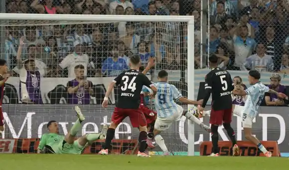 En un partido para el infarto, Racing le ganó 3 a 2 sobre la hora a River y pasó a Cuartos de Final