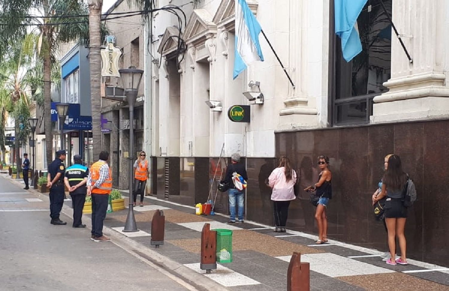 La Municipalidad dispuso de personal de orientación en la zona bancaria