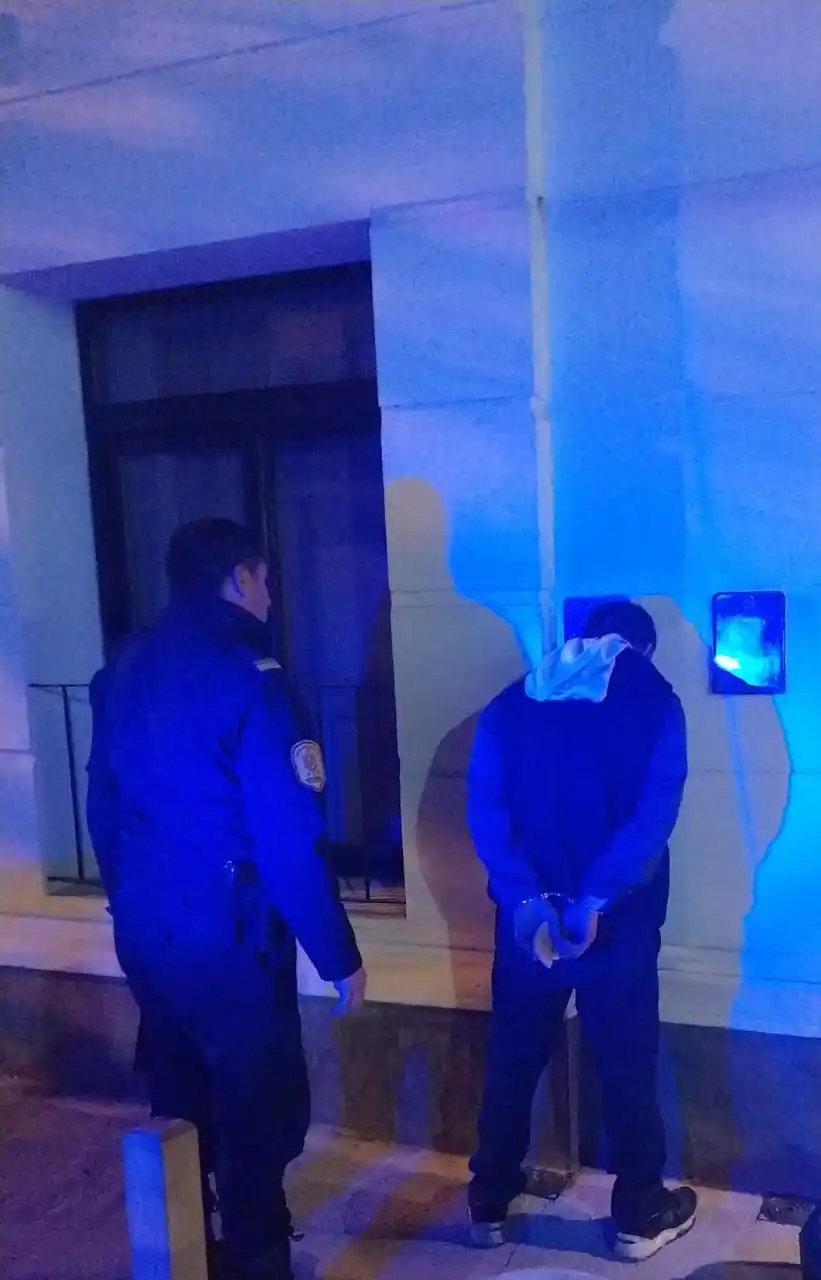 Un hombre entró a un exboliche por la puerta de emergencia y se robó un inodoro del baño