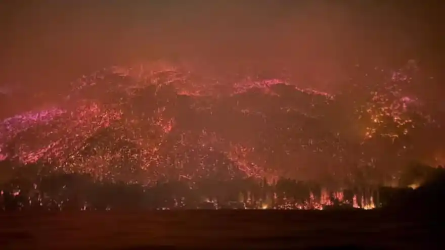 La sequía extrema, la ausencia de precipitaciones y el viento constante dificultan el combate de las llamas, que avanzan sin control