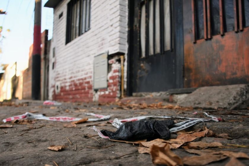 Crimen en zona oeste: acribillaron a un hombre en la puerta de su casa