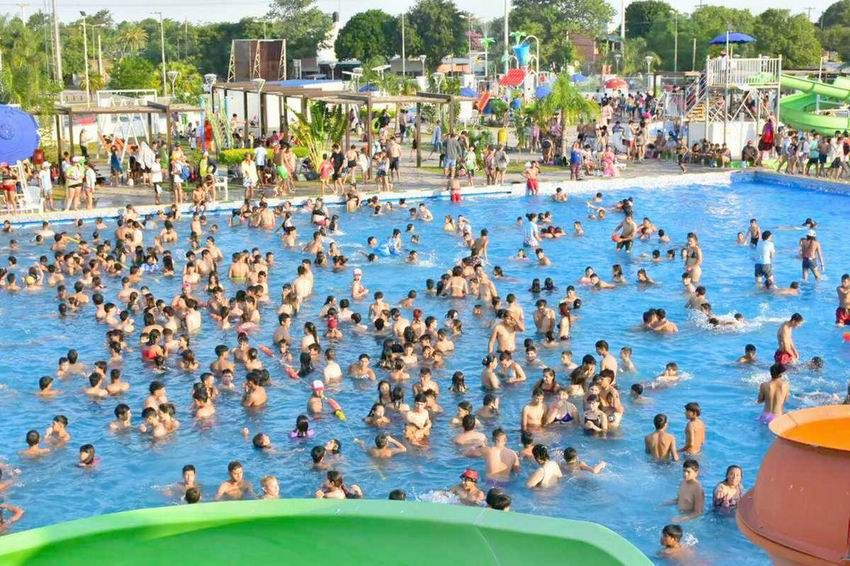 Numerosa concurrencia en el parque acuático
