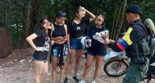 Guerrilleros de las Farc se pasean por calles de pueblo en Norte de Santander