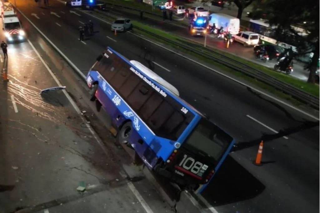 Un colectivo chocó en Av. General Paz y terminó colgado del muro divisorio: hay seis heridos