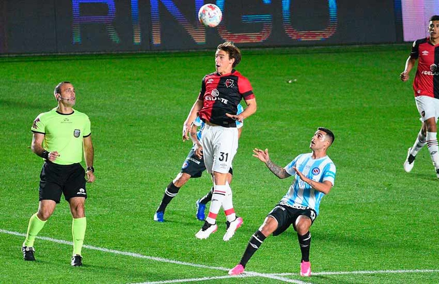 Newell’s tuvo una noche negra: perdió ante Argentinos sobre el final, con uno menos y con polémica