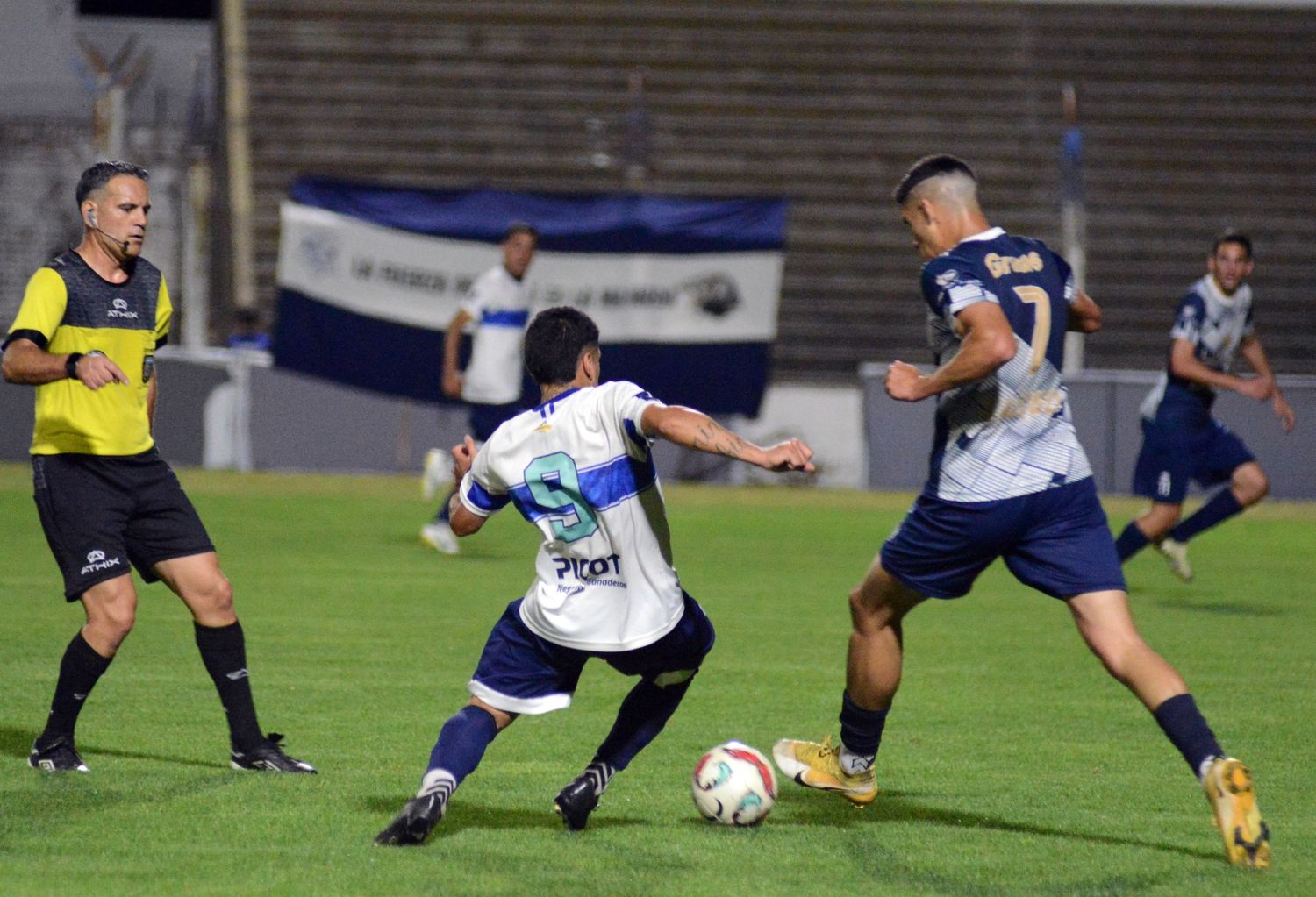 Braian Pérez (Gimnasia) y Segundo Pinto (Grupo), yendo por la pelota en el partido de semifinales.