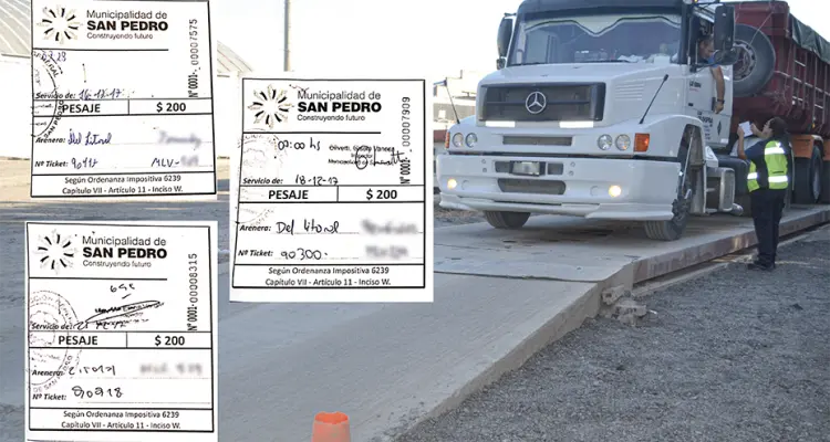 Los precarios tíckets con los que se cobraba en la balanza. Foto: Archivo La Opinión.