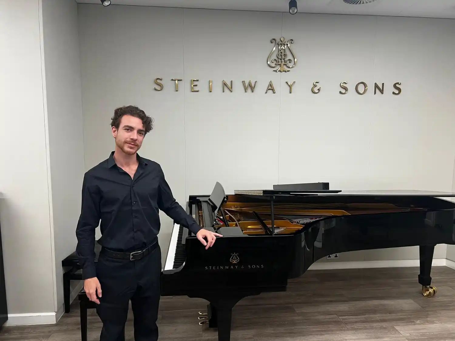 Esteban Arámbulo junto a uno de los pianos de Steinway, en Inglaterra