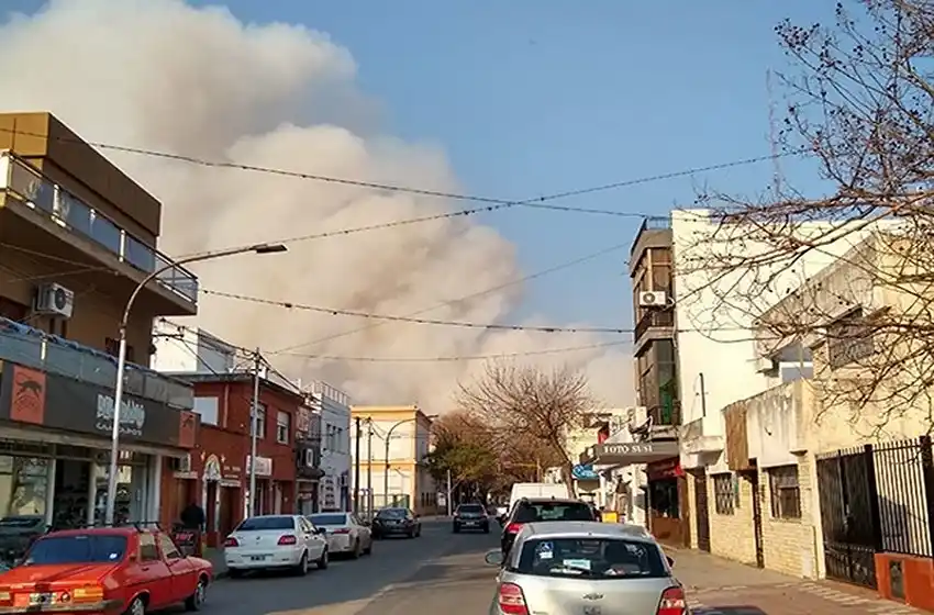 Sigue la quema en las islas: una impresionante columna de humo alarma a los vecinos de San Lorenzo