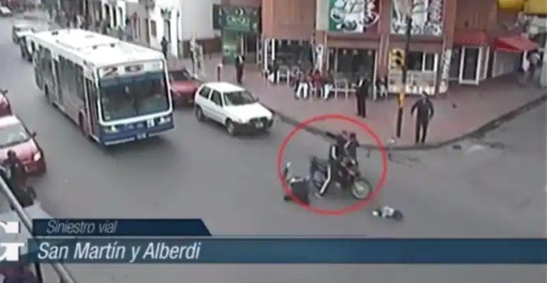 Video: Atropellan a una madre con su bebé en pleno centro salteño