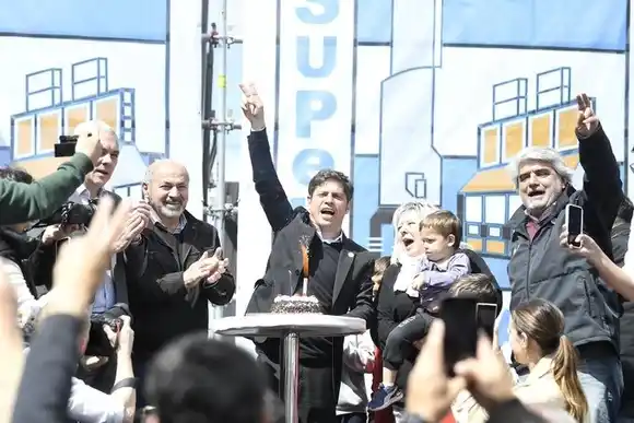 Kicillof visitó Ensenada para inaugurar un Centro de Formación Laboral y Secco lo recibió con una torta de cumpleaños