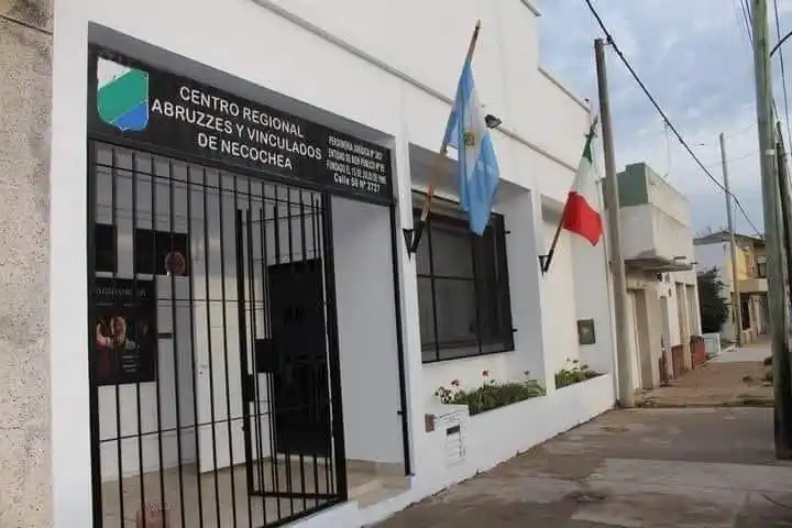 Centro Regional Abruzzes. Funciona en calle 50 Nº 2727