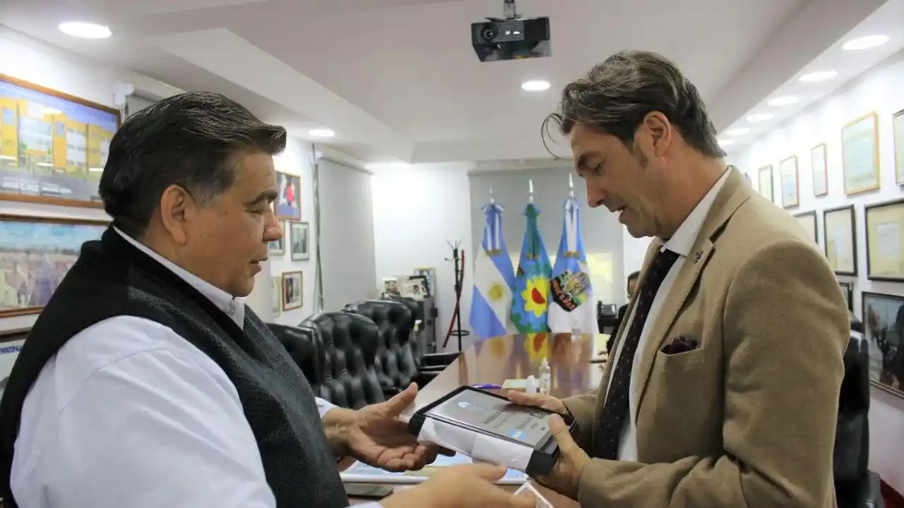 Finocchiaro junto al intendente de José C. Paz, Mario Ishii.